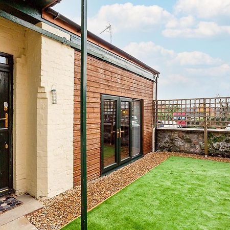 Byevo Oswestry Barn - Quirky Romantic Retreat Or Cosy Contractor Base Kültér fotó