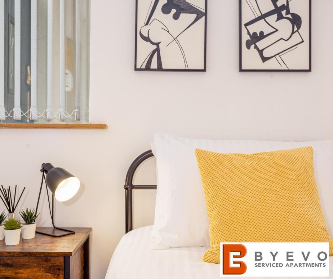 Byevo Oswestry Barn - Quirky Romantic Retreat Or Cosy Contractor Base Kültér fotó