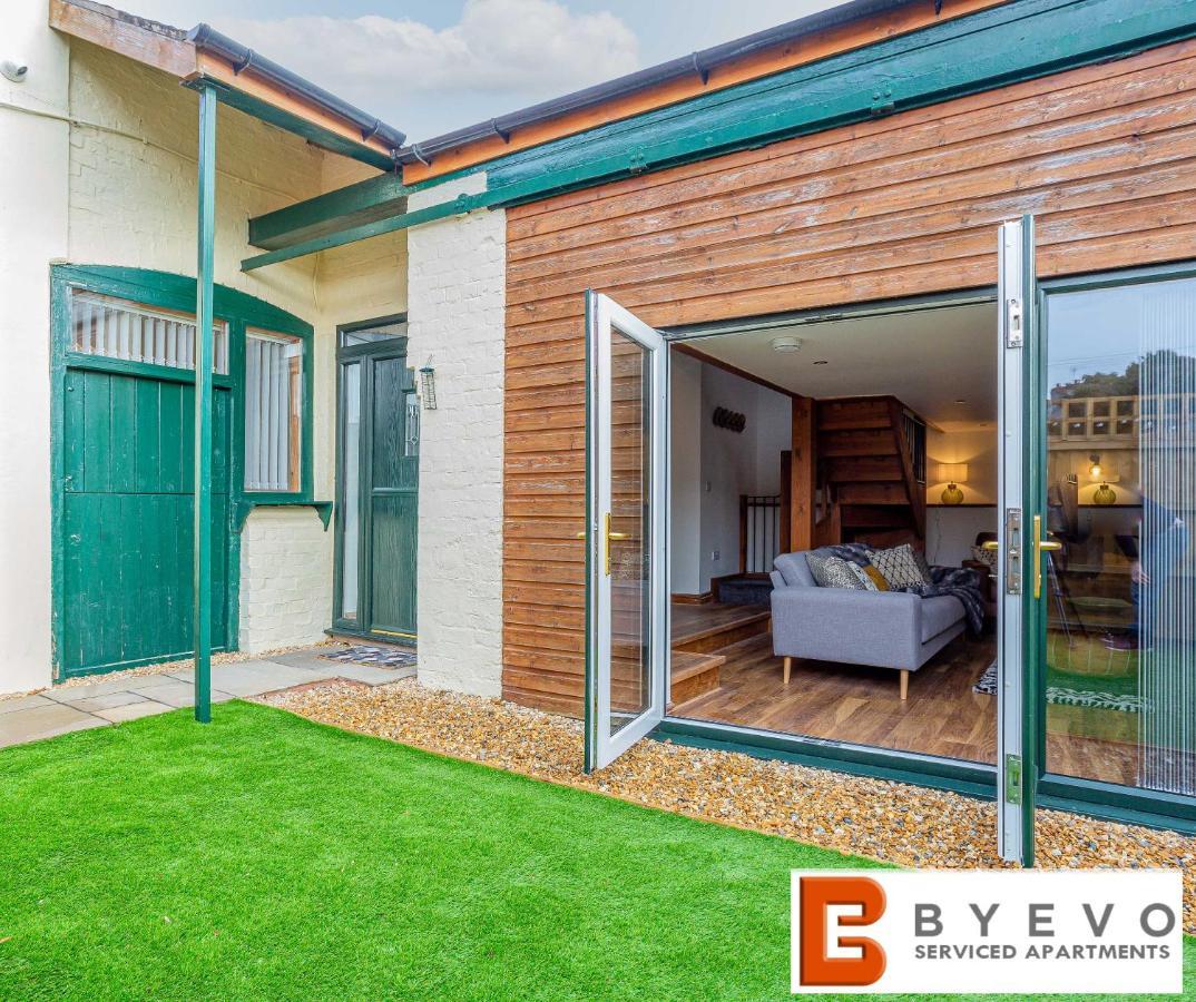 Byevo Oswestry Barn - Quirky Romantic Retreat Or Cosy Contractor Base Kültér fotó